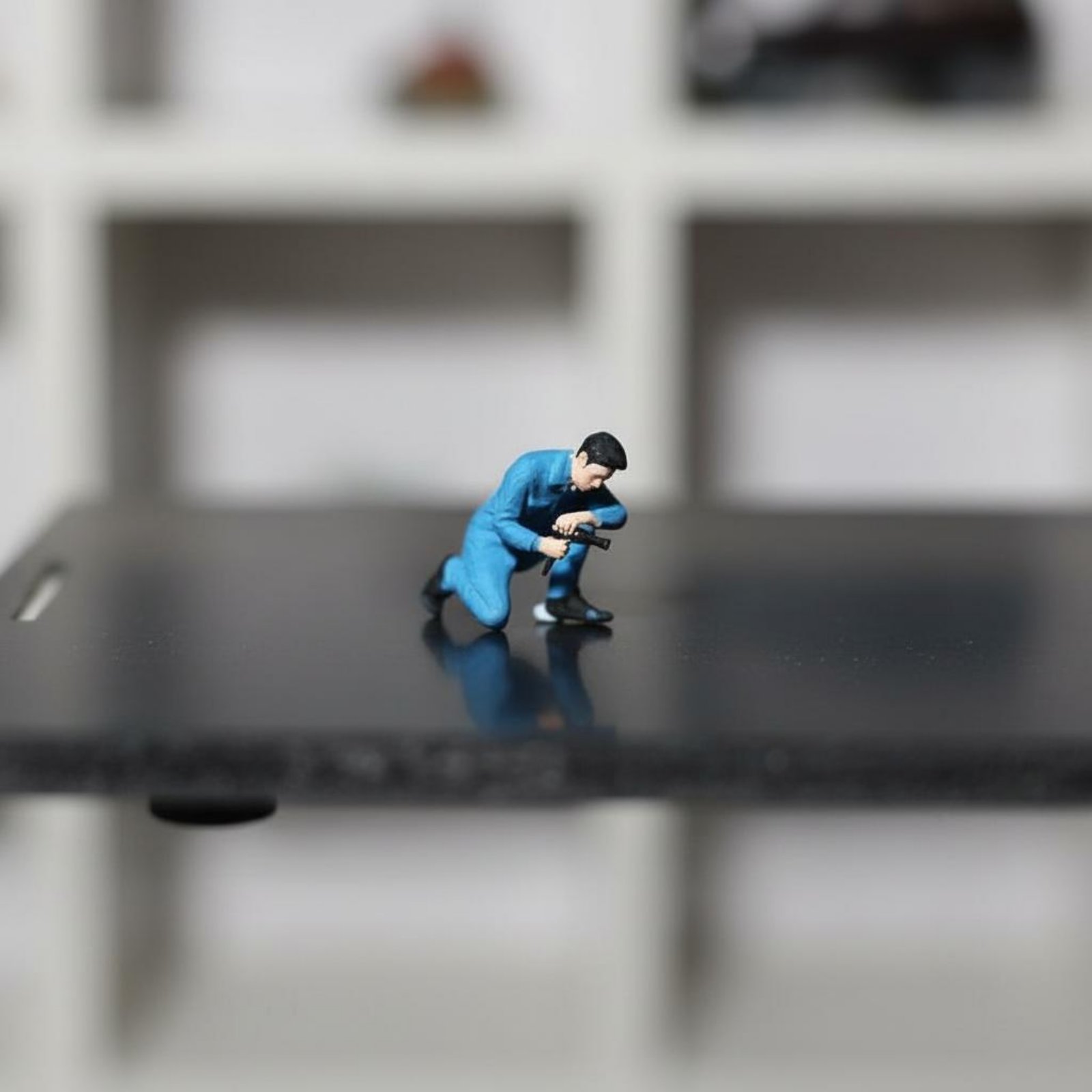 Phone Looking Man Figure Scene - огляд і ціна Phone Accessories For Men