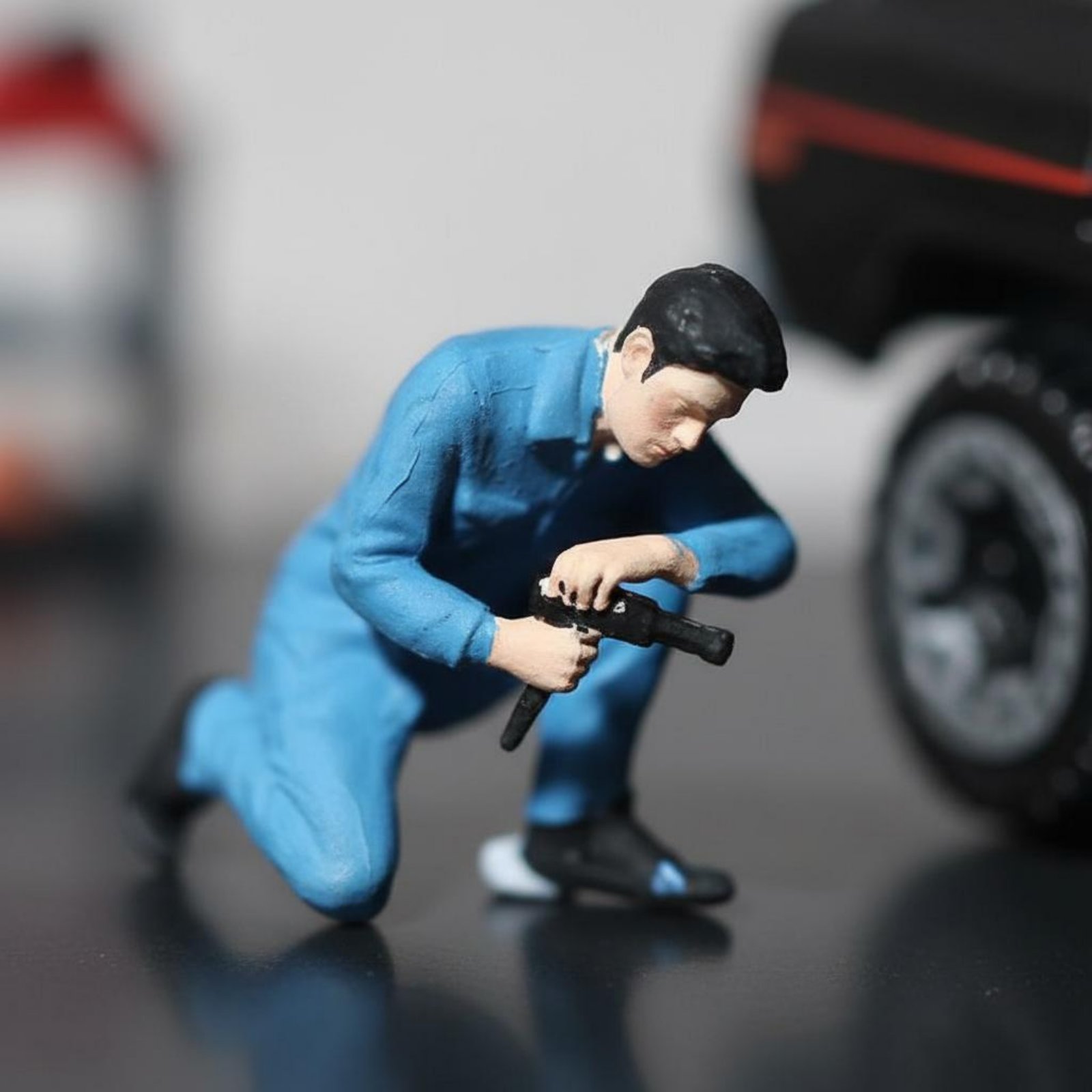 Phone Looking Man Figure Scene - огляд і ціна Phone Accessories For Men